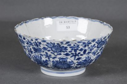 CHINE - Époque Xanghi (1662-1722) Bol en porcelaine à décor floral en bleu et blanc,...