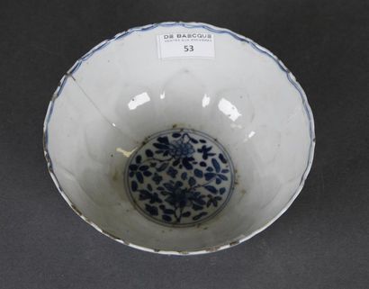 CHINE - Époque Xanghi (1662-1722) Bol en porcelaine à décor floral en bleu et blanc,...
