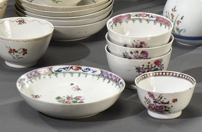 CHINE, Compagnie des Indes - XVIIIe siècle Lot en porcelaine comprenant trois tasses...
