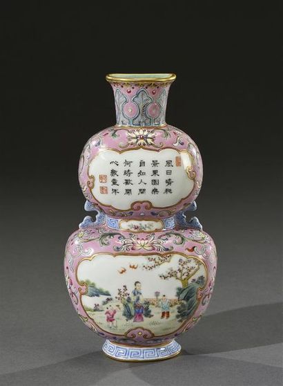 CHINE - EPOQUE QIANLONG (1735-1796) Vase d'applique murale en forme de double gourde,...