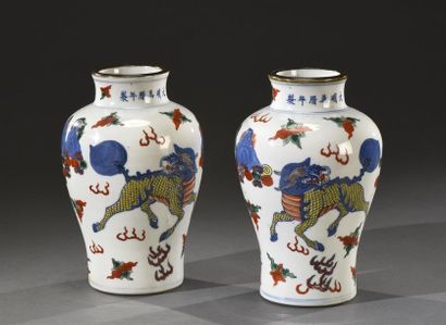 CHINE - Début du XIXe siècle CHINE - Début du XIXe siècle
Paire de vases meiping...