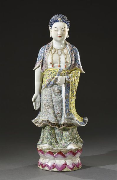 CHINE - XIXe siècle Guanyin en porcelaine, à décor émaillé de grues volant parmi...