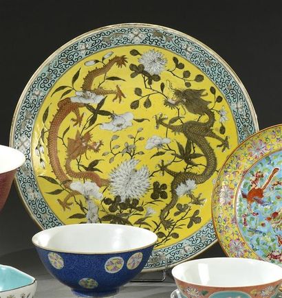 CHINE - fin du XIXe siècle Grand plat en porcelaine, à décor émaillé de deux dragons...