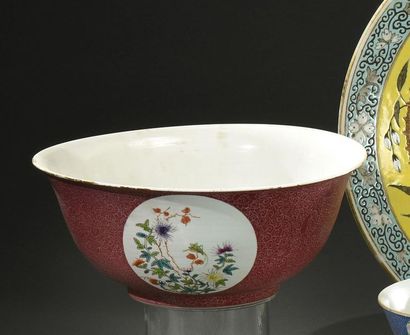 CHINE - XIXe siècle Grand bol en porcelaine, à décor floral dans des réserves sur...