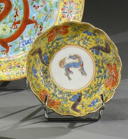 CHINE - Début du XIXe siècle Petit plat en porcelaine, à décor végétal sur fond jaune...