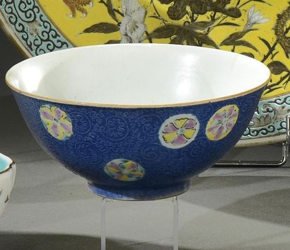 CHINE - XIXe siècle Bol en porcelaine à décor de médaillons floraux jaunes, roses...