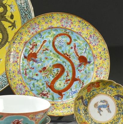 CHINE - Début du XIXe siècle Assiette en porcelaine, à décor central rouge de fer...