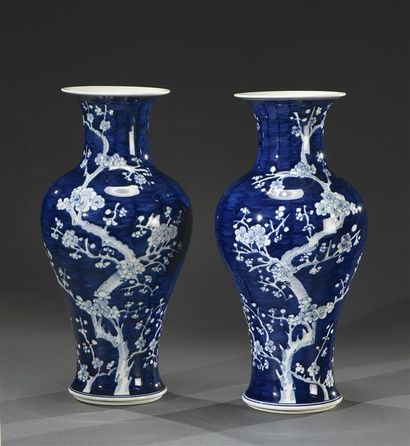 CHINE - Vers 1900 Paire de vases de forme meiping en porcelaine, à décor blanc sur...