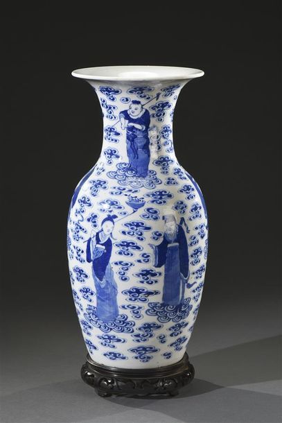 CHINE - fin du XIXe siècle Vase balustre en porcelaine, à décor bleu et blanc de...