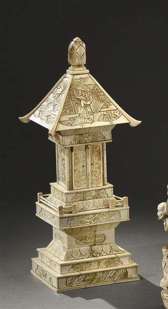 JAPON - Epoque MEIJI (1868-1912) Butsudan en forme de pagode en placage d'ivoire...
