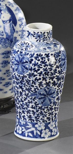 CHINE - XIXe siècle Vase en porcelaine, de forme légèrement meiping, à décor blanc...