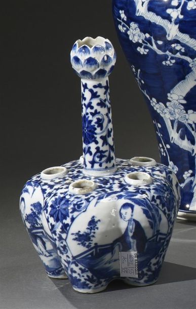CHINE DU SUD - XIXe siècle Tulipier en porcelaine, à décor blanc et bleu de jeunes...