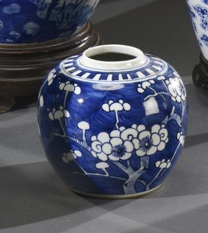CHINE - Vers 1900 Petit pot à gingembre en porcelaine, à décor blanc sur fond bleu...