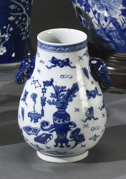 CHINE - Vers 1800 Petit vase en porcelaine à deux anses de forme hu, à décor blanc...