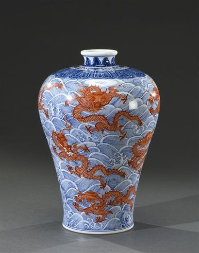 CHINE - XIXe siècle Vase en porcelaine de forme meiping, à décor de neuf dragons...