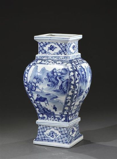 CHINE - Vers 1900 Vase balustre quadrangulaire à panse renflée, à décor bleu et blanc...