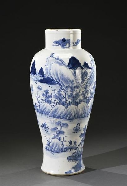 CHINE - XIXe siècle Vase en porcelaine de forme meiping, à décor blanc et bleu de...