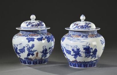 CHINE - Vers 1900 Paire de vases couverts en porcelaine à décor bleu, blanc et rouge,...