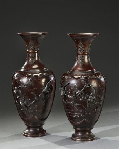 JAPON - Epoque MEIJI (1868-1912) Paire de vases en bronze patiné rouge à décor de...