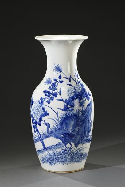 CHINE - fin du XIXe siècle Vase balustre en porcelaine, à décor bleu et blanc d'oiseaux...