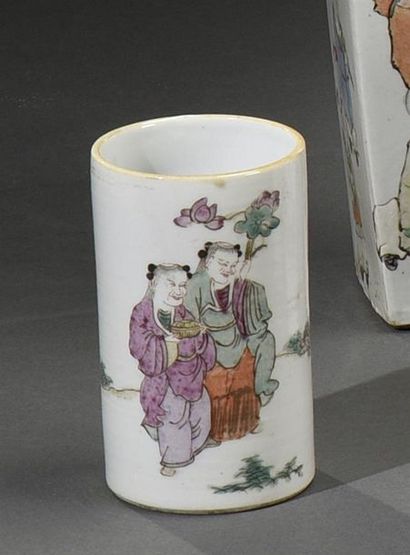 CHINE - XIXe siècle Bitong, petit pot à pinceaux en porcelaine à décor de deux sages
Marque...