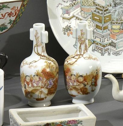 CHINE - Début du XXe siècle Paire de petits vases en porcelaine, à décor de Karakos...