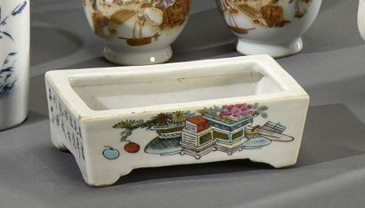 CHINE - fin du XIXe siècle Petite jardinière en porcelaine émaillée à décor d'objets...
