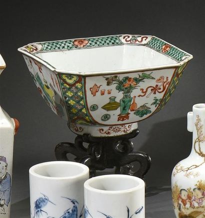 CHINE - XIXe siècle CHINE - XIXe siècle
Jatte carrée en porcelaine à décor Famille...