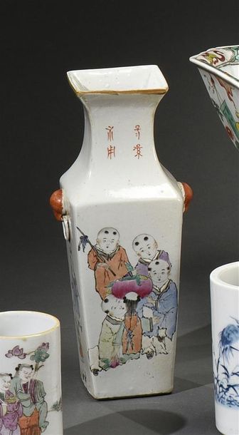 CHINE - Début du XXe siècle Vase balustre en porcelaine, à décor de dix Karakos,...
