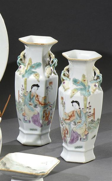 CHINE - fin du XIXe siècle Paire de vases balustres hexagonaux, à décor de femmes...