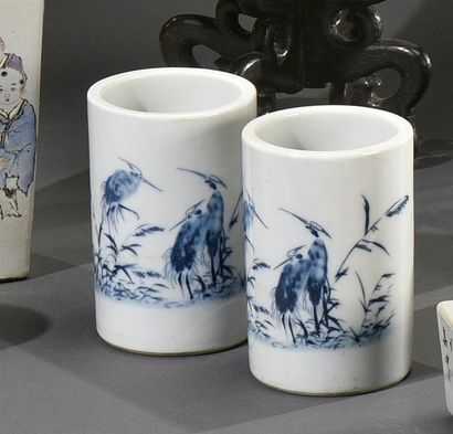 CHINE - XXe siècle Paire de pots à pinceaux en porcelaine, à décor bleu et blanc...