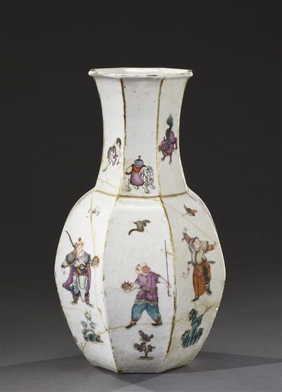 CHINE - fin du XIXe siècle Vase octogonal, la panse à décor polychrome de huit personnages...