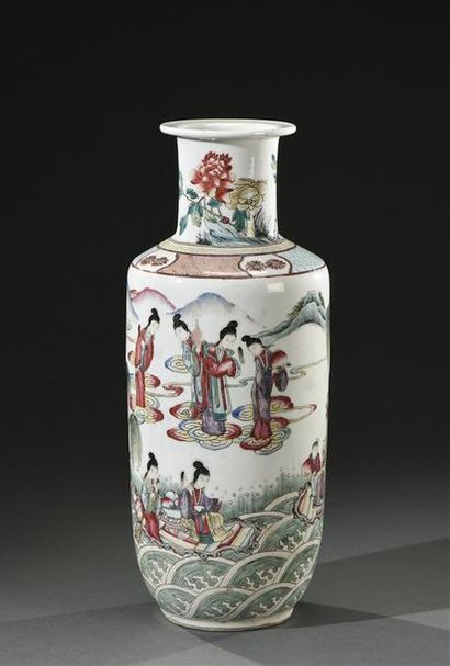 CHINE - XIXe siècle Vase balustre en porcelaine de forme dite «Bambou», à décor polychrome...