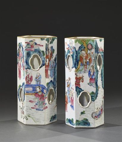 CHINE - XIXe siècle Paire de vases hexagonaux en porcelaine, à décor polychrome de...