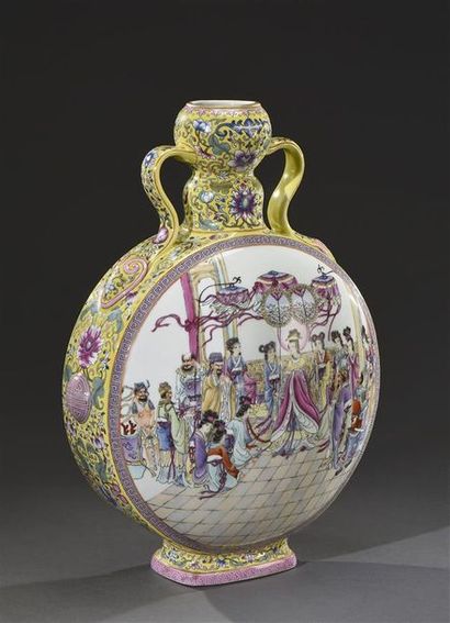 CHINE - fin du XIXe siècle Imposant vase gourde aplatie en porcelaine à deux anses,...