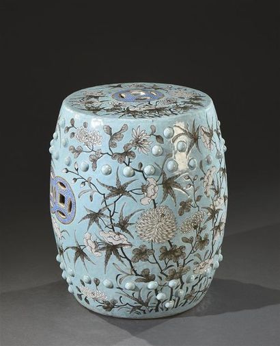 CHINE - Vers 1900 Petit tabouret en porcelaine à décor de fleurs sur fond vert d'eau,...
