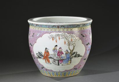CHINE - Début du XXe siècle Grand pot en porcelaine, à décor émaillé polychrome figurant...