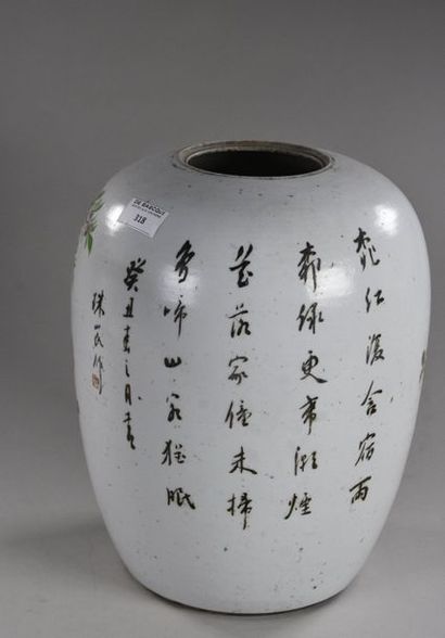 CHINE - Début du XXe siècle Vase couvert en porcelaine, à décor polychrome d'un couple...