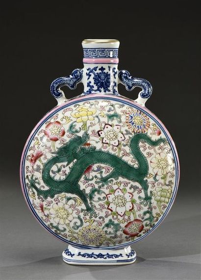 CHINE - Vers 1900 Vase en porcelaine, de forme gourde à panse aplatie de type
Bianhu,...