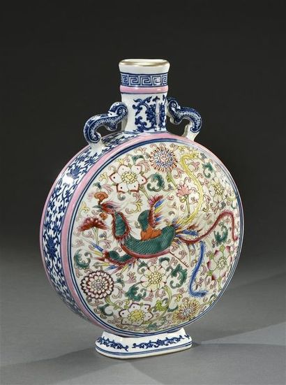 CHINE - Vers 1900 Vase en porcelaine, de forme gourde à panse aplatie de type
Bianhu,...