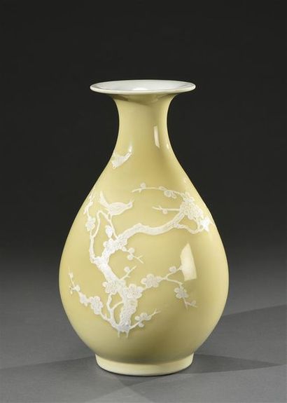 CHINE - XXe siècle Vase à col resserré en porcelaine, le corps piriforme à décor...