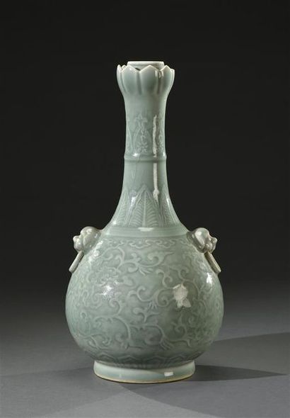 CHINE - Époque de la République MINGUO (1912-1949) Vase bouteille en porcelaine,...