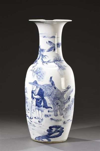 CHINE - fin du XIXe siècle Grand vase balustre à décor bleu et blanc d'un dignitaire...
