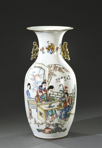 CHINE - XXe siècle Vase en porcelaine à décor d'une scène de cour en réserve sur...