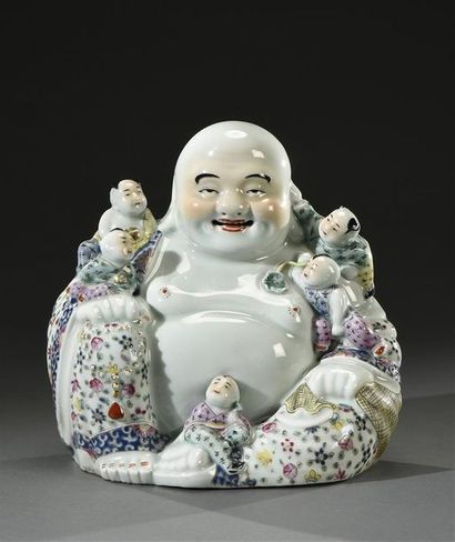 CHINE - République MINGUO (1912 - 1949) Hotei et ses cinq enfants en porcelaine polychrome,...