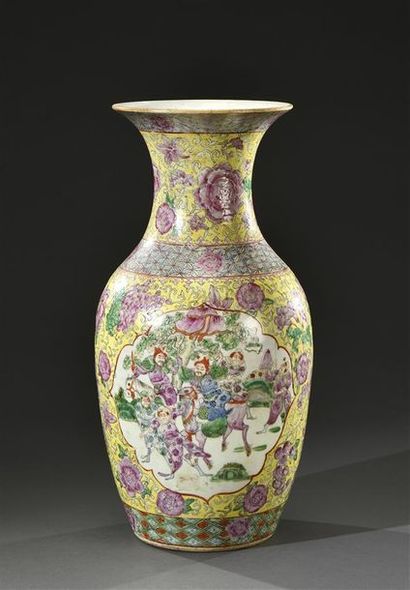 CHINE - République MINGUO (1912-1949) Vase balustre en porcelaine, à décor dans le...