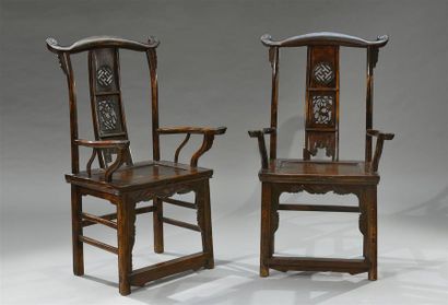 CHINE DU SUD - Fin du XIXe siècle Paire de fauteuils de dignitaires en bois de fer,...