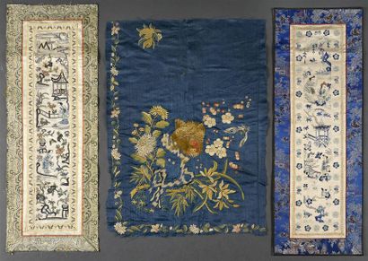 CHINE - XIXe siècle Tenture en soie bleue, à décor brodé d'un coq et d'un papillon...