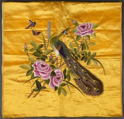 CHINE - Vers 1900 Tenture en soie, à décor brodé sur fond jaune de deux paons, fleurs...