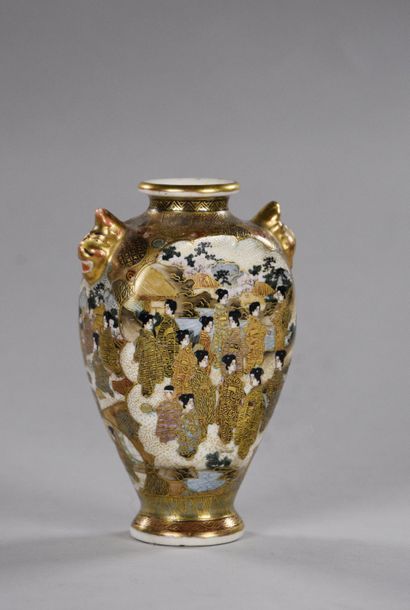 JAPON, Fours de Satsuma - Époque Meiji (1868-1912) Petit vase à deux anses à décor...
